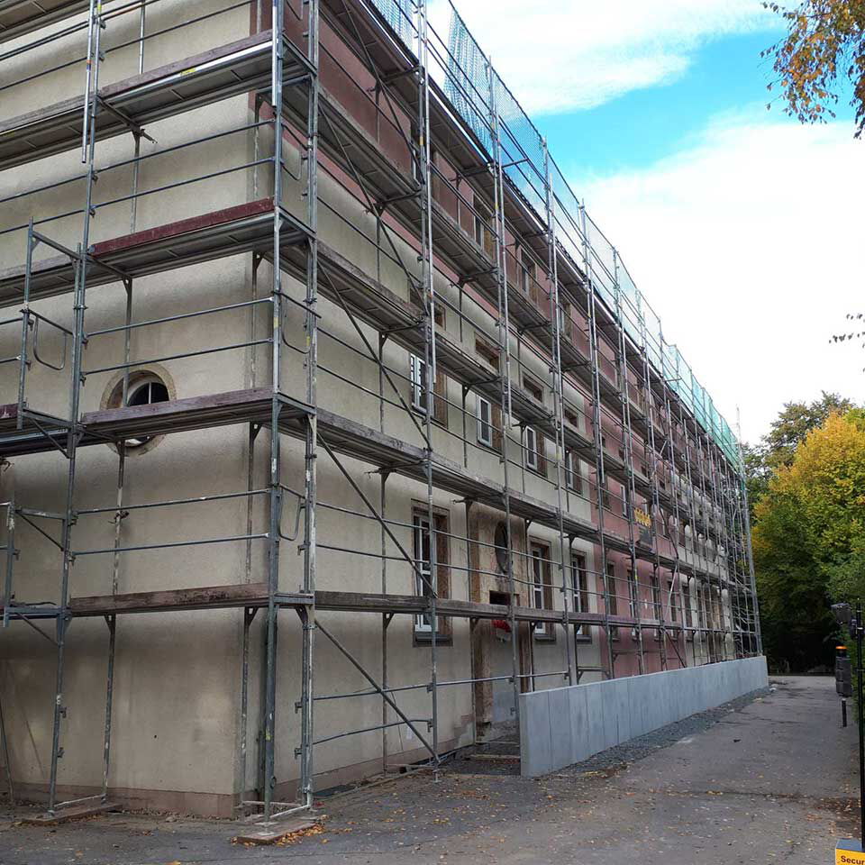 Ein Gebäude mit Gerüst. Es wird derzeit saniert und zur Kita umgebaut.