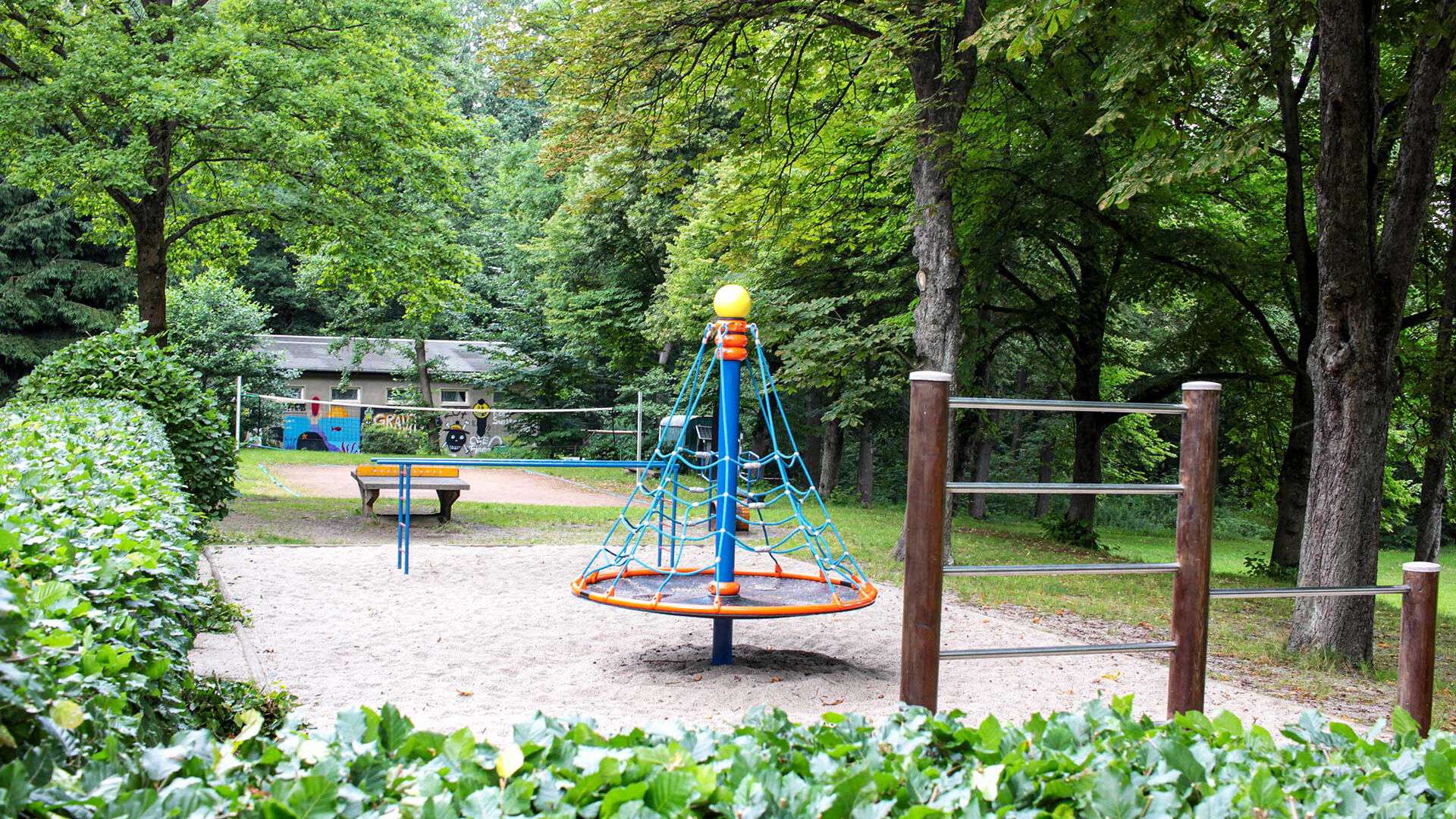 Der Bereich der Außenspielgeräte mit einem Barren, einer Sprossenwand, einer Laufrolle und ein neues multifunktionales Spielgerät. Das Gerät „O´-Tannebaum“ kann vielfältig zum Klettern, Drehen, Balancieren, u.v.a. mehr genutzt werden.