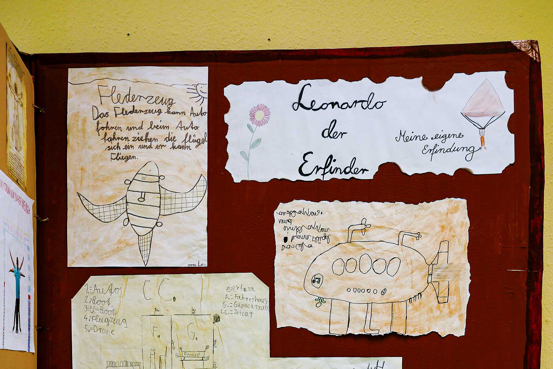 Ein Aushang zum Erfinder Leonardo.
