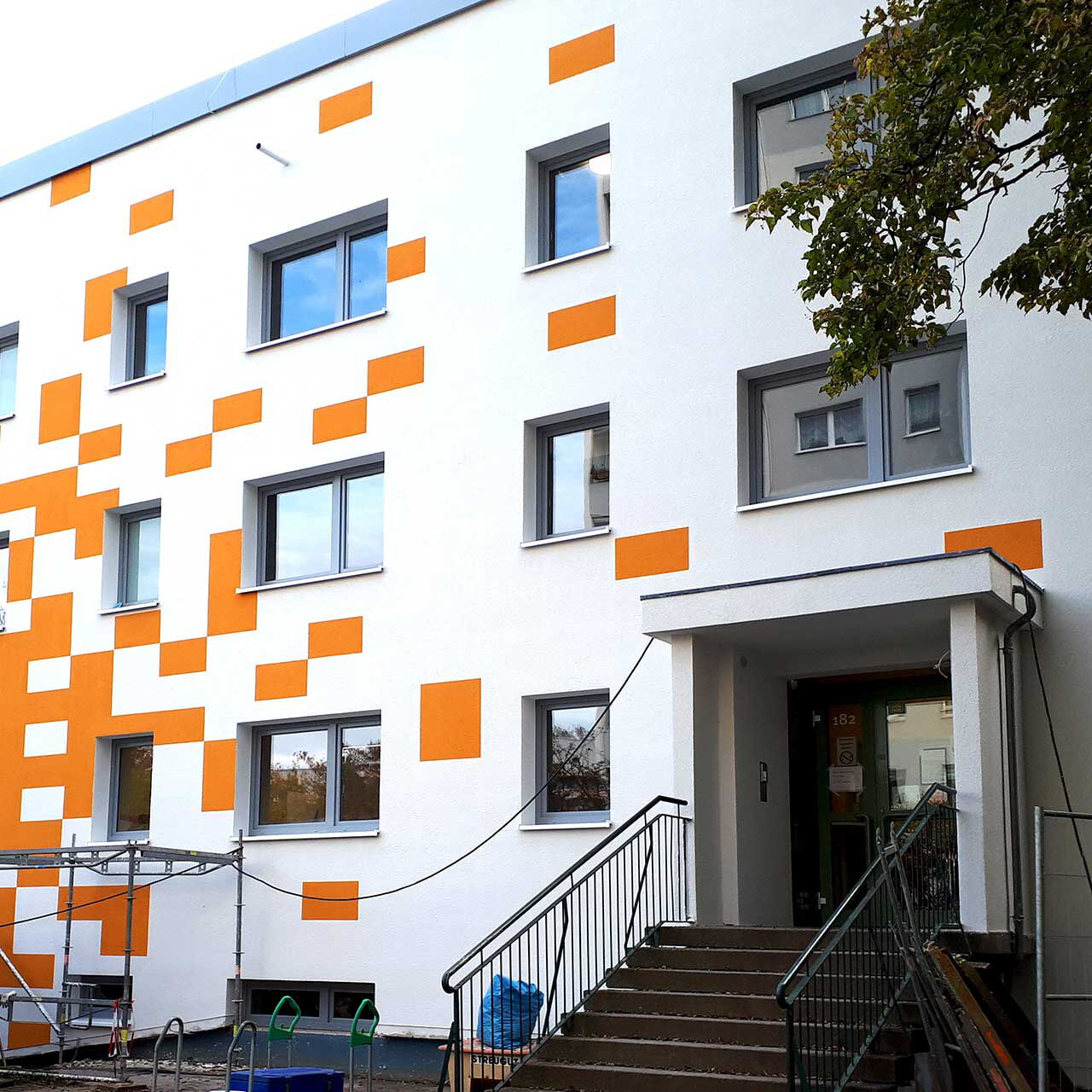 Der Eingang zum Schulgebäude der Grundschule Leonardo.