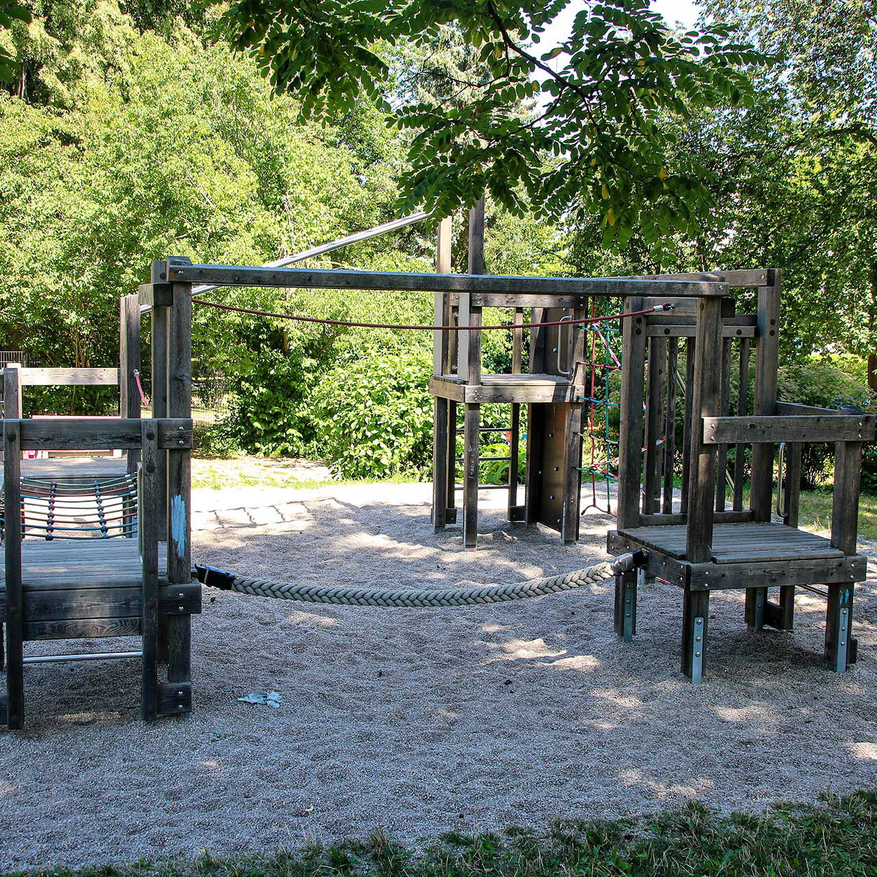 Ein Klettergerüst aus Holz im Außengelände.