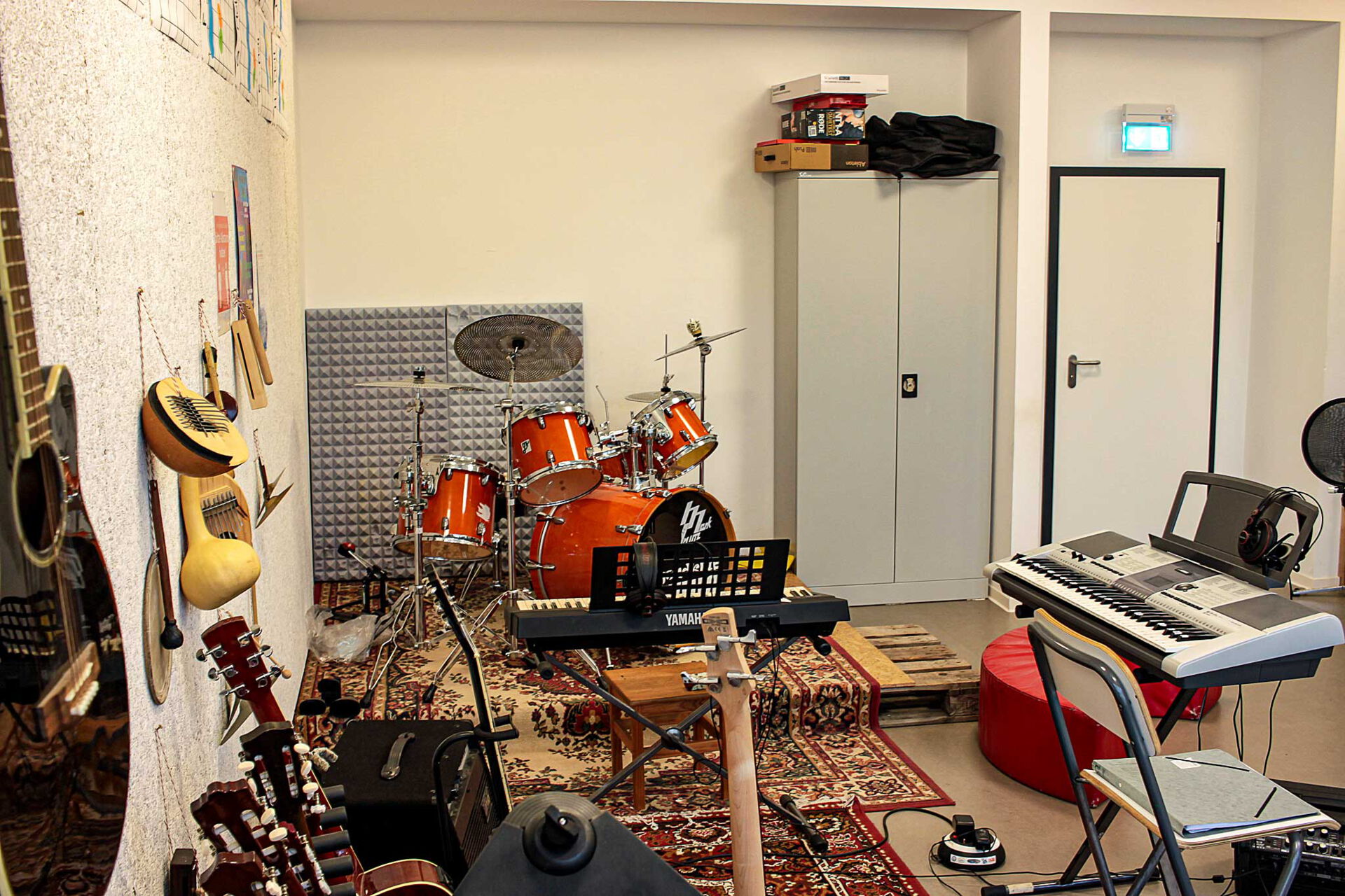 Klangwerkstatt Der Raum bietet ein Schlagzeug, Gitarren, Keyboard und andere Musikinstrumente für die Klangwerkstatt.