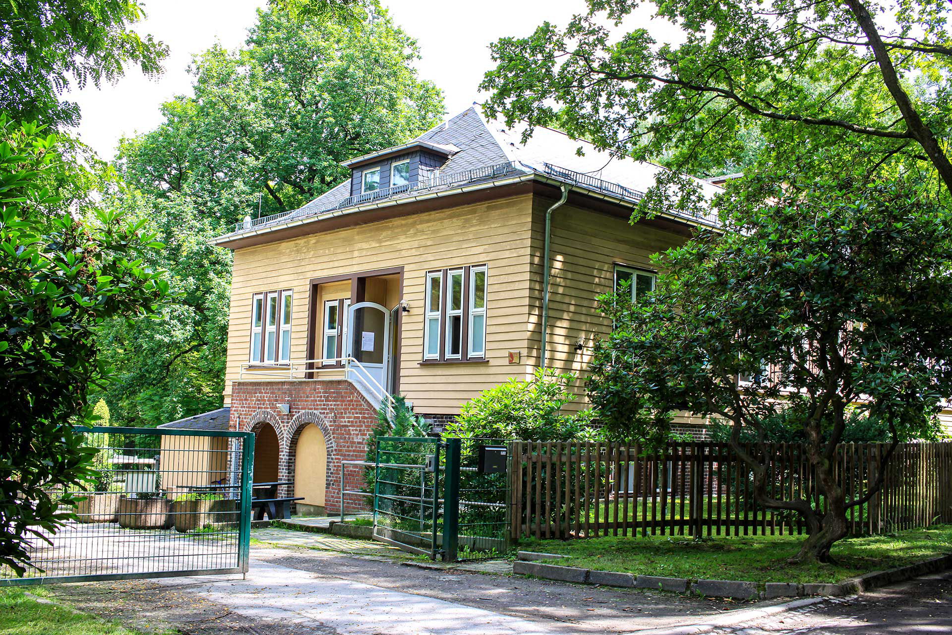Der Toreingang zum Gelände des Schullandheims. Im Hintergrund des Fotos steht das Haupthaus.