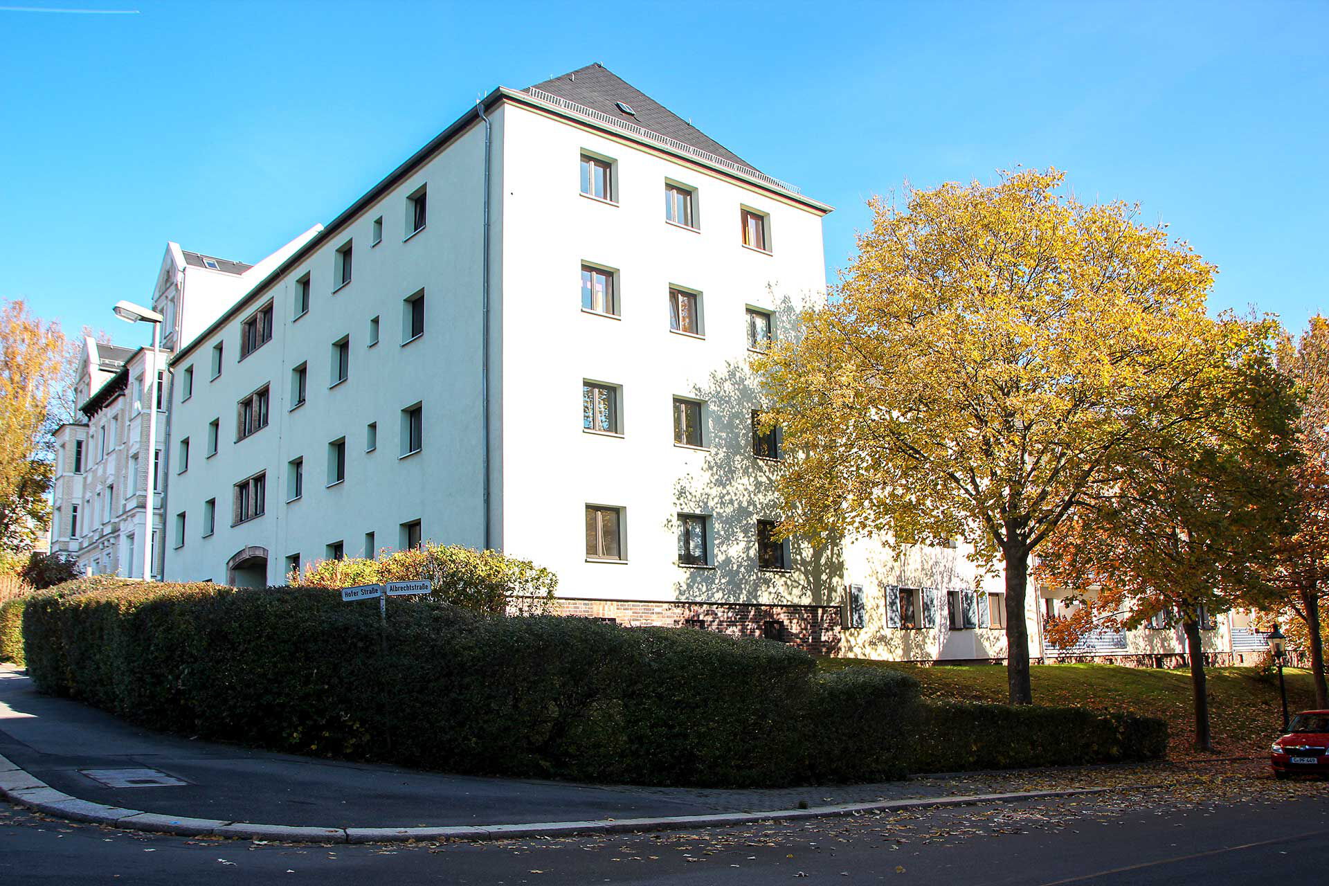 Die Ansicht des vierstöckigen Hauses.