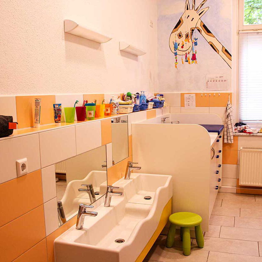 Der Sanitärbereich mit Kinderwaschbecken und einer Wickelkommode.