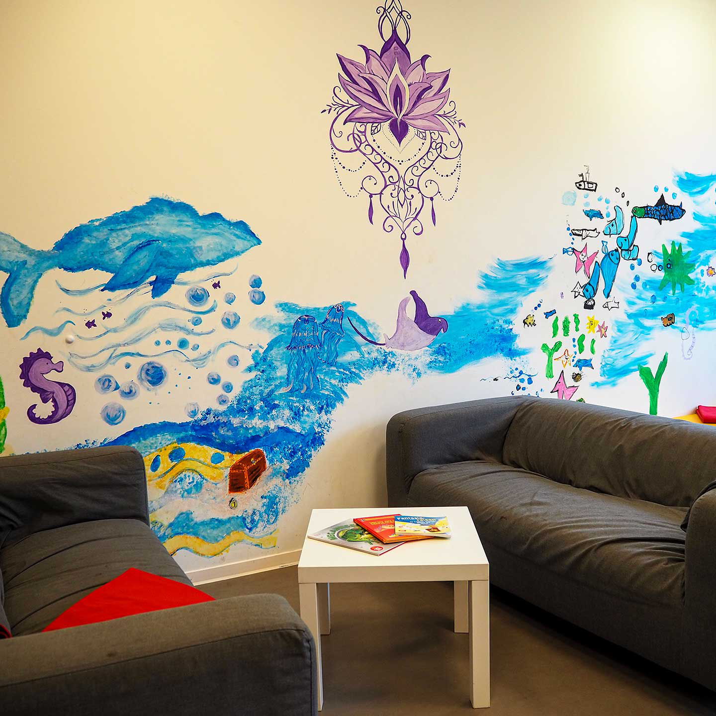 Das Entspannungszimmer mit zwei gemütlichen Sofas.
