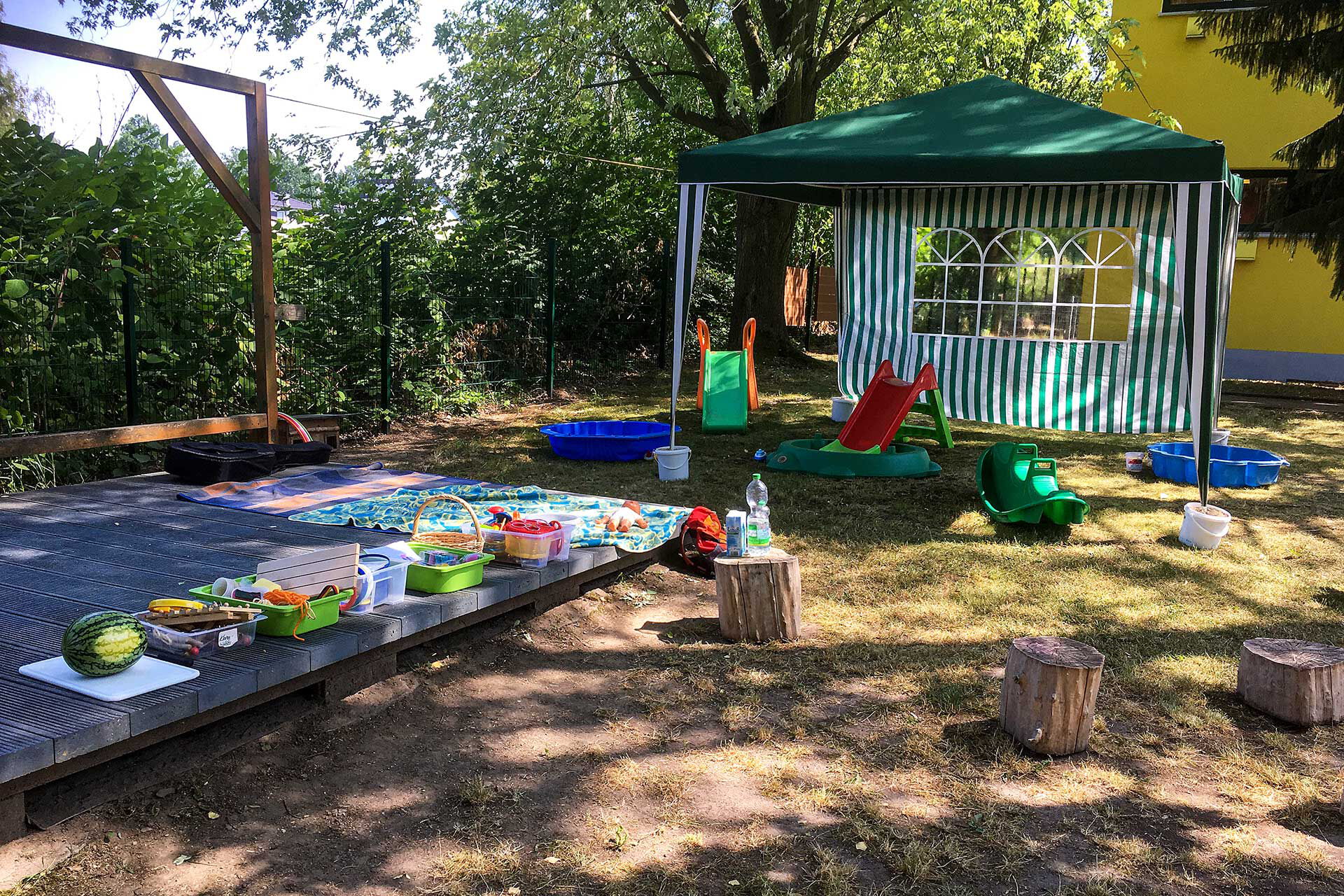 kleine Bademöglichkeit Im Außenbereich sind drei kleine Bademöglichkeiten für Kleinkinder aufgestellt.