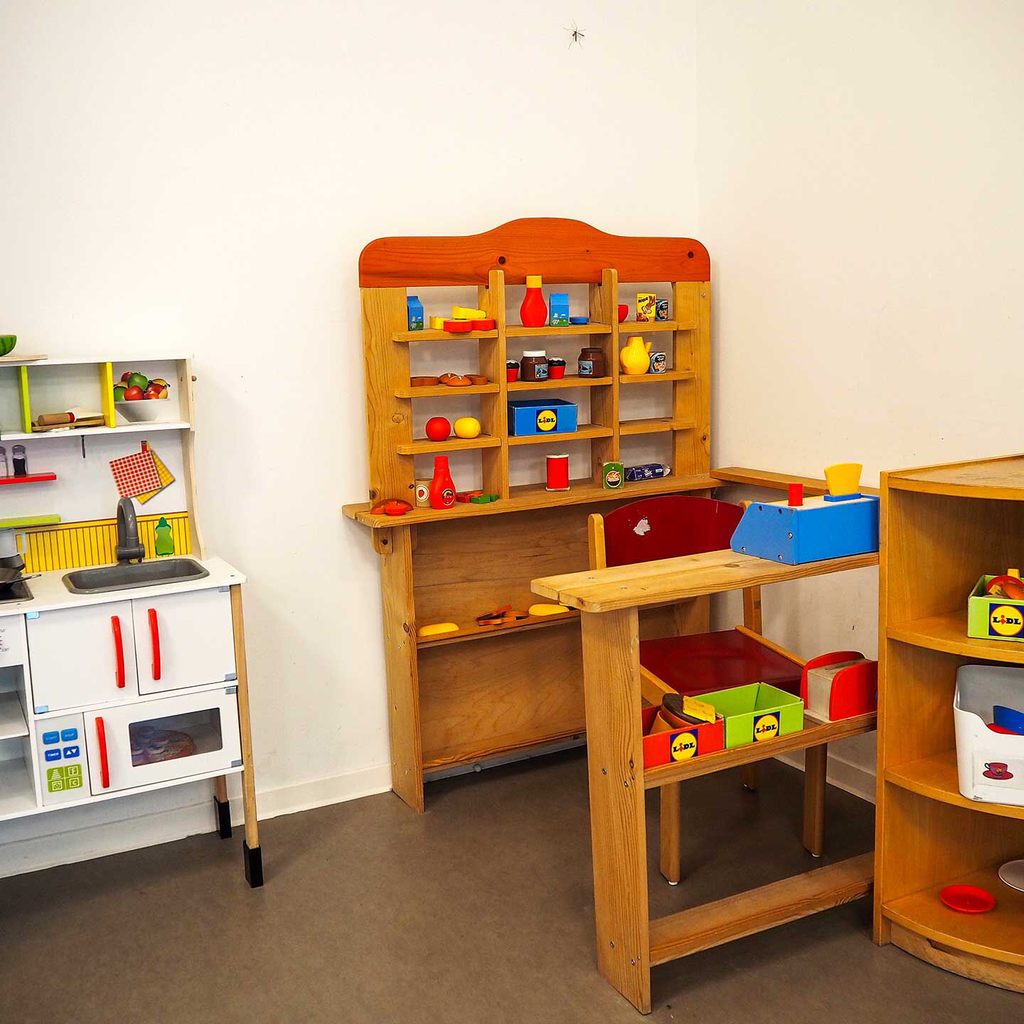Zwei Kinderküchen aus Holz zum spielen.
