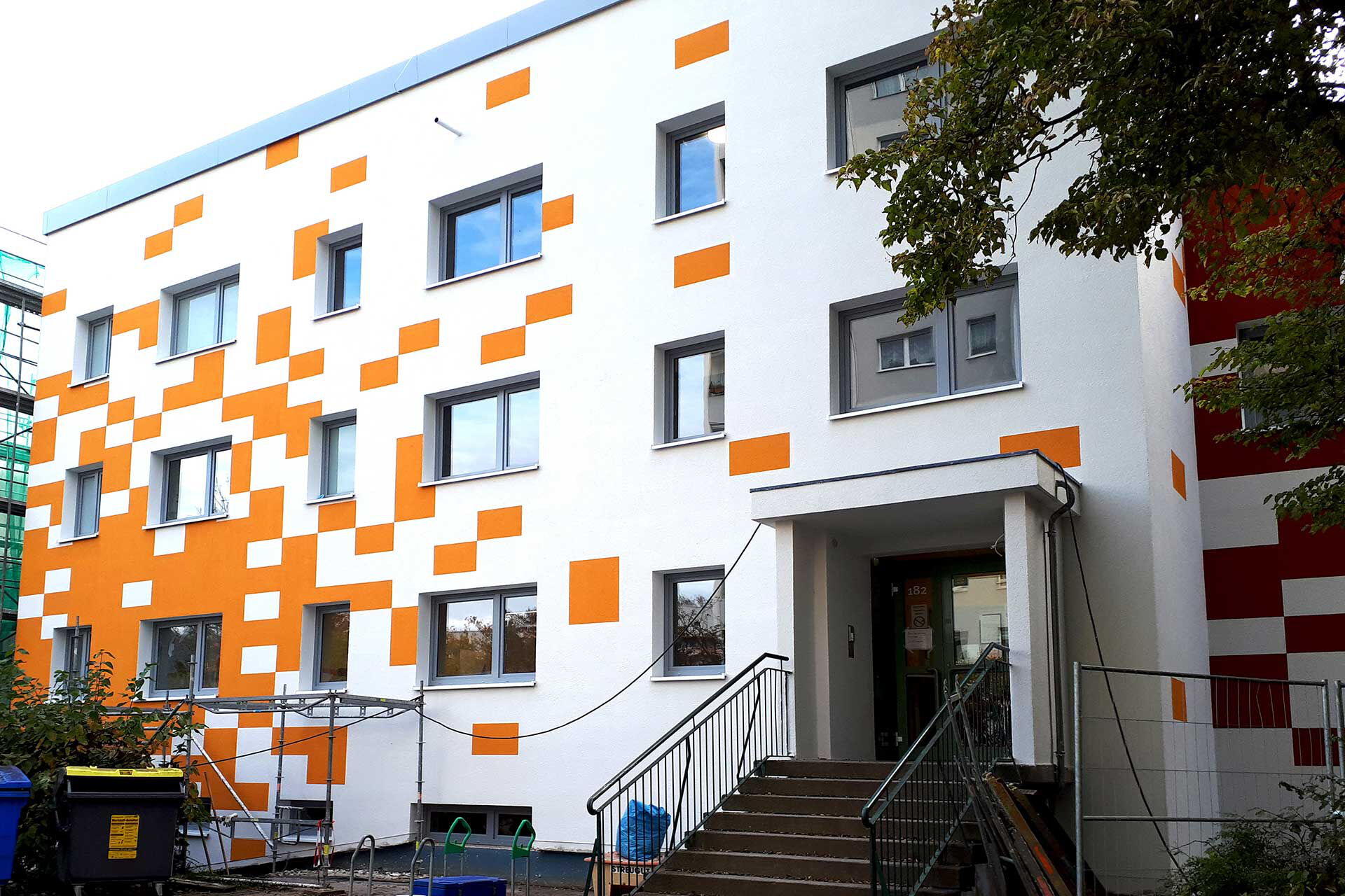Eingang - Schulgebäude Der Eingang zum Schulgebäude der Grundschule Leonardo.