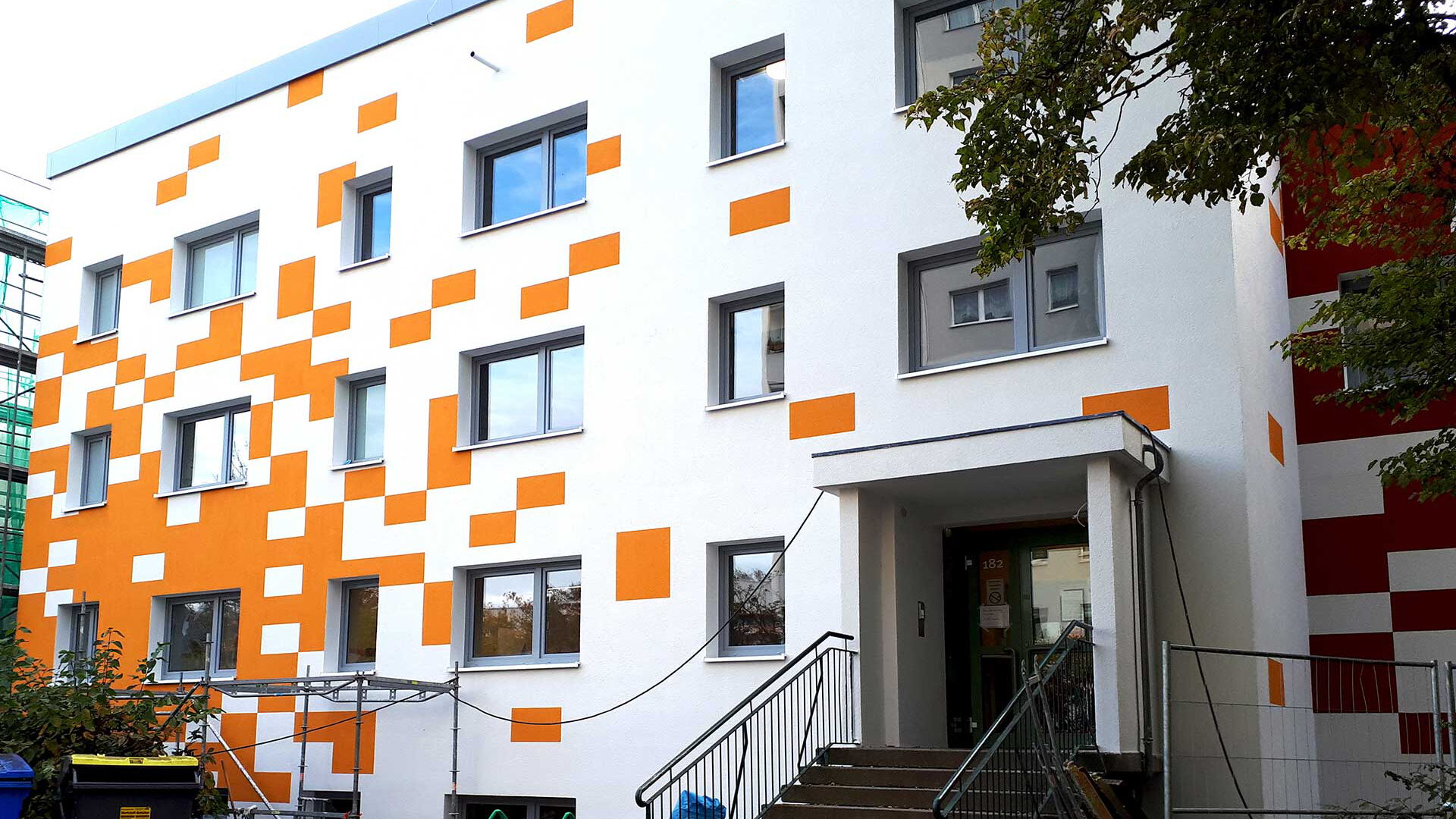Der Eingang zum Schulgebäude der Grundschule Leonardo.