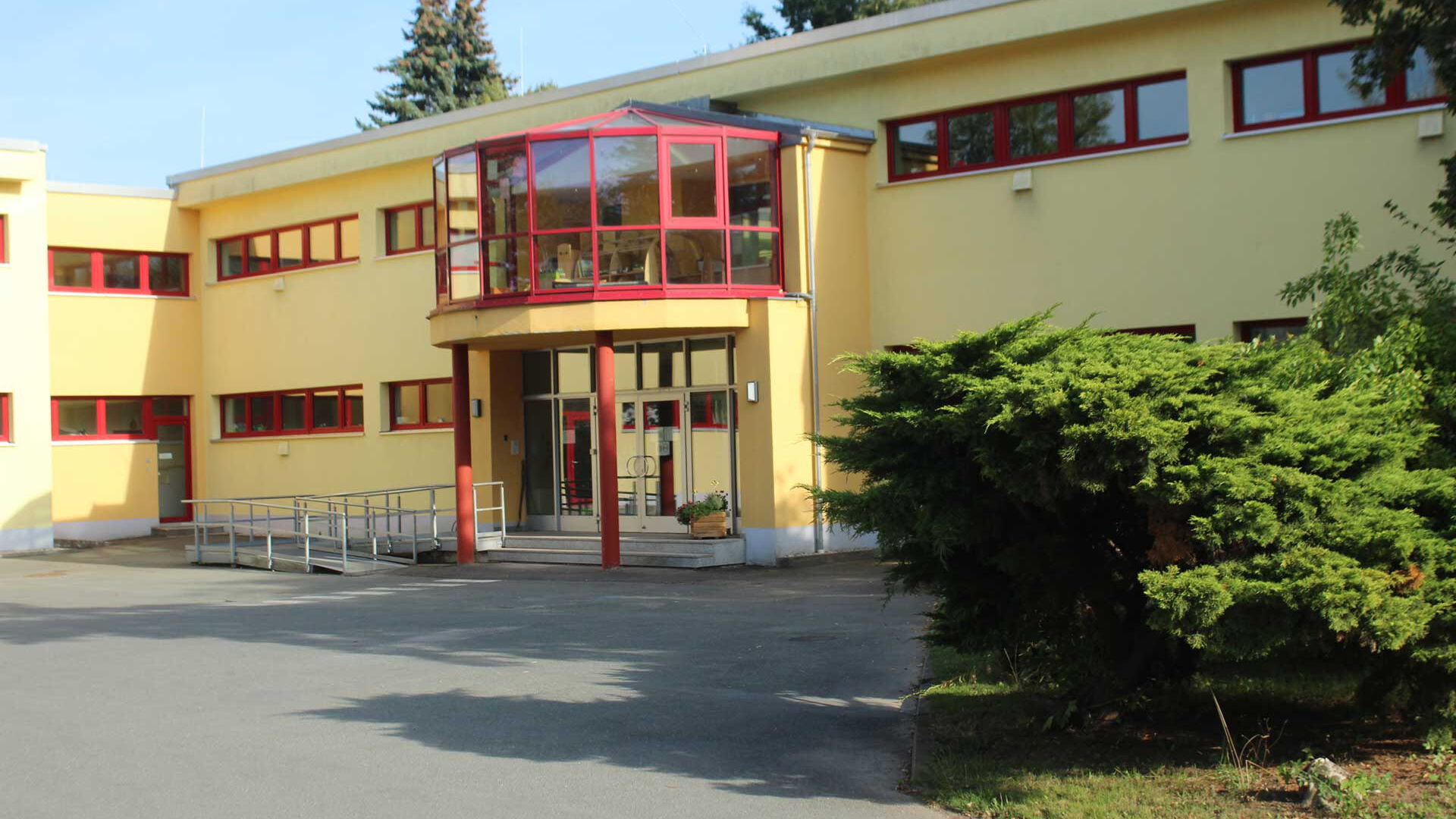 Der Eingang zur Kindertageseinrichtung in der Flemmingstraße mit einer Treppe und Rampe.
